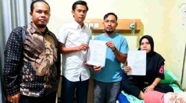 staf tata usaha di salah satu madrasah negeri di Kabupaten Asahan, Rini Siregar (37) saat didampingi kuasa hukumnya di salah satu Rumah sakit. 
