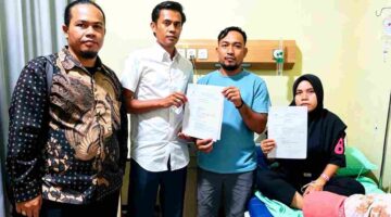 staf tata usaha di salah satu madrasah negeri di Kabupaten Asahan, Rini Siregar (37) saat didampingi kuasa hukumnya di salah satu Rumah sakit. 