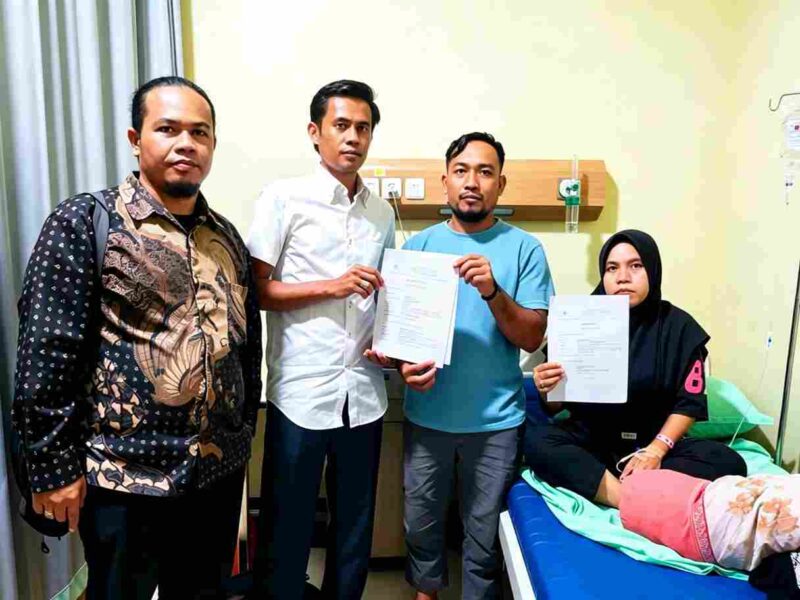 staf tata usaha di salah satu madrasah negeri di Kabupaten Asahan, Rini Siregar (37) saat didampingi kuasa hukumnya di salah satu Rumah sakit. 