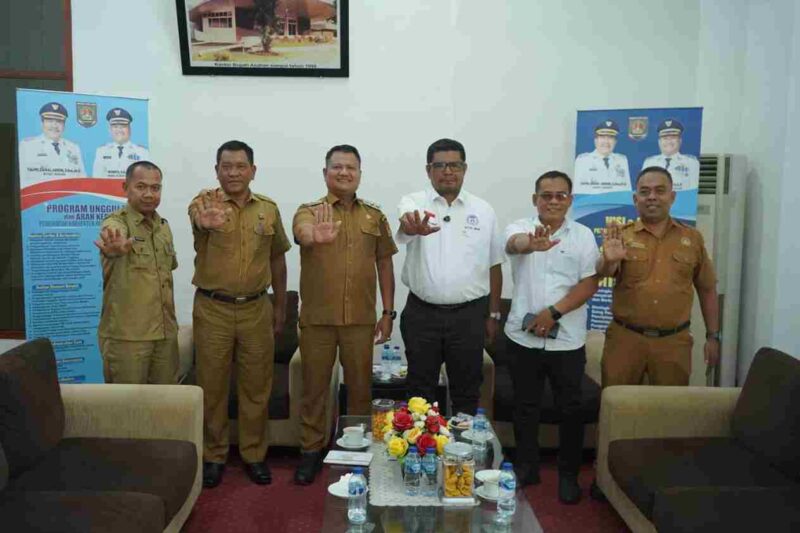 Wakil Bupati Asahan Rianto, S.H., M.A.P. menerima kunjungan Ketua Komisi Nasional Perlindungan Anak, Agustinus Sirait, di Ruang Kerja Wakil Bupati Asahan, pada Senin (3/8/2026).