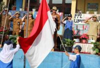 Sekda Pematangsiantar Junaedi Antonius Sitanggang memimpin upacara di SMPN 12.