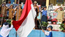 Sekda Pematangsiantar Junaedi Antonius Sitanggang memimpin upacara di SMPN 12.