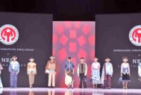 Dekranasda Simalungun mempromosikan wastra khas daerah di BTN Indonesia Fashion Week 2026.