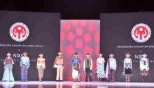 Dekranasda Simalungun mempromosikan wastra khas daerah di BTN Indonesia Fashion Week 2026.