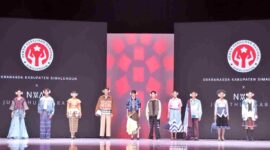 Dekranasda Simalungun mempromosikan wastra khas daerah di BTN Indonesia Fashion Week 2026.