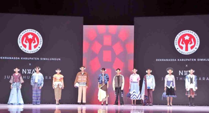 Dekranasda Simalungun mempromosikan wastra khas daerah di BTN Indonesia Fashion Week 2026.