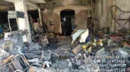 peristiwa kebakaran yang menghanguskan dua unit rumah toko (ruko) di Jalan S.M. Raja, Kelurahan Perdagangan I, Kecamatan Bandar, Kabupaten Simalungun, pada Selasa (4/8/2026).