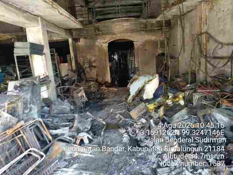 peristiwa kebakaran yang menghanguskan dua unit rumah toko (ruko) di Jalan S.M. Raja, Kelurahan Perdagangan I, Kecamatan Bandar, Kabupaten Simalungun, pada Selasa (4/8/2026).