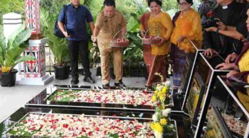 Wali Kota Pematangsiantar, Wesly Silalahi, S.H., M.Kn., menghadiri peresmian renovasi makam tokoh Simalungun, dr. Djasamen Saragih Sumbayak, yang berlangsung di Aman Raya, Kabupaten Simalungun, pada Selasa (4 Agustus 2026).