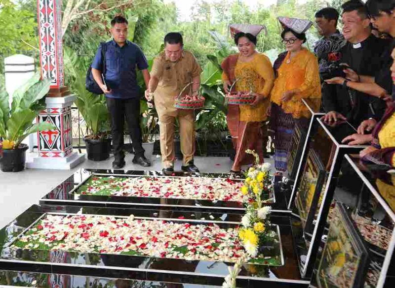 Wali Kota Pematangsiantar, Wesly Silalahi, S.H., M.Kn., menghadiri peresmian renovasi makam tokoh Simalungun, dr. Djasamen Saragih Sumbayak, yang berlangsung di Aman Raya, Kabupaten Simalungun, pada Selasa (4 Agustus 2026).
