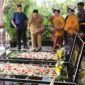 Wali Kota Pematangsiantar, Wesly Silalahi, S.H., M.Kn., menghadiri peresmian renovasi makam tokoh Simalungun, dr. Djasamen Saragih Sumbayak, yang berlangsung di Aman Raya, Kabupaten Simalungun, pada Selasa (4 Agustus 2026).