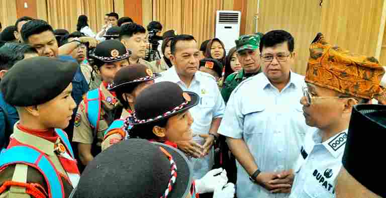 Bupati Simalungun Anton Achmad Saragih melepas 38 anggota Pramuka mengikuti Jamnas XII 2026 di Cibubur.