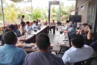 Rapat koordinasi yang digelar pada Rabu (5 Agustus 2026) sebagai upaya menjaga kelancaran arus lalu lintas sekaligus mengakomodasi kebutuhan masyarakat yang masih memanfaatkan badan jalan untuk kegiatan adat.