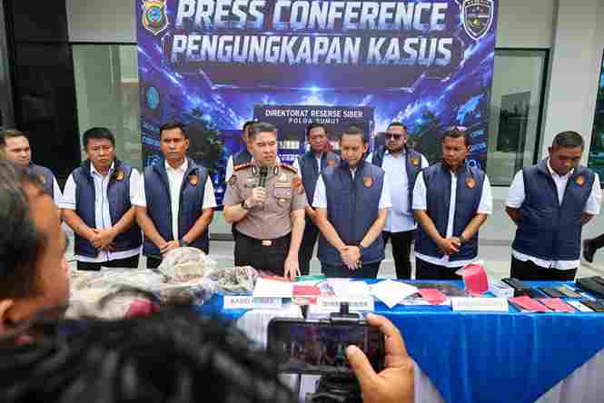 Direktorat Reserse Siber Polda Sumatera Utara mengungkap dugaan jaringan penipuan daring atau online scamming lintas negara yang beroperasi dari sebuah unit apartemen di Kota Medan.