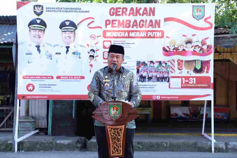 Bupati Asahan Taufik Zainal Abidin memimpin pembagian 7.230 Bendera Merah Putih.