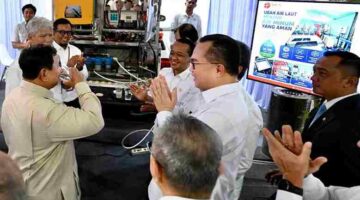 Presiden Prabowo Subianto meninjau sejumlah hasil riset dan inovasi yang dikembangkan Badan Riset dan Inovasi Nasional (BRIN) sebelum menemui sekitar 150 periset BRIN di Istana Kepresidenan Jakarta, pada Kamis, 6 Agustus 2026. Foto: BPMI Setpres