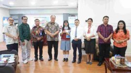 Foto bersama Bupati Asahan, guru, dan Grace Natalie Sagala, Ketua OSIS SMA Panti Budaya Kisaran, lolos ISLT 2026 dan akan mengikuti pelatihan kepemimpinan nasional di Sumatera Barat.