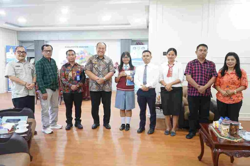 Foto bersama Bupati Asahan, guru, dan Grace Natalie Sagala, Ketua OSIS SMA Panti Budaya Kisaran, lolos ISLT 2026 dan akan mengikuti pelatihan kepemimpinan nasional di Sumatera Barat.