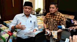Menteri Sekretaris Negara Prasetyo Hadi dan Sekretaris Kabinet Teddy Indra Wijaya memberikan keterangan pers kepada awak media di kompleks Istana Kepresidenan Jakarta, pada Jumat, 7 Agustus 2026. 