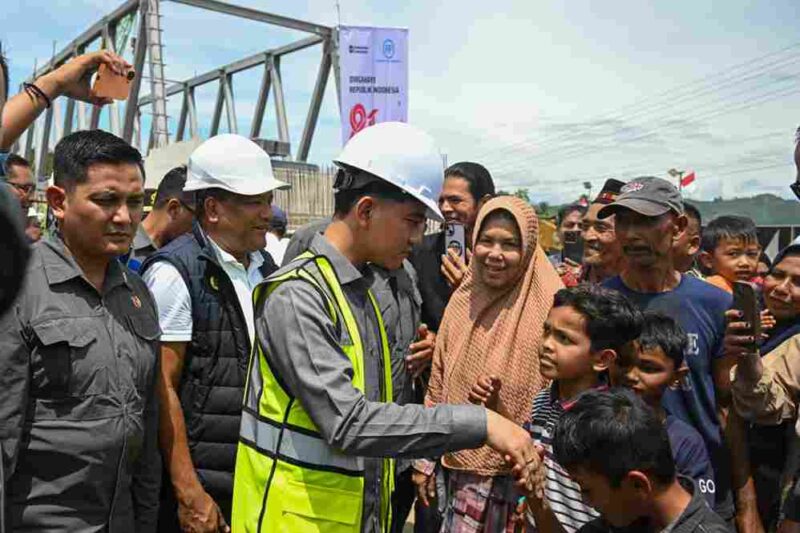 : Gibran meninjau pembangunan Jembatan Teupin Mane di Bireuen.