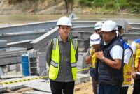 Gibran Rakabuming Raka meninjau penanganan pascabencana di Aceh.