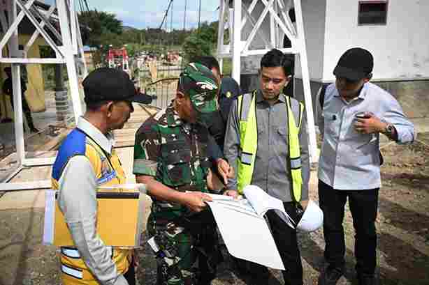 Jembatan Gantung Kendawi di Gayo Lues mencapai progres 80 persen. Gibran meninjau pembangunan dan meminta pemulihan akses pascabencana dipercepat.
