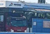 pagar Berlapis yang memisahkan area kantor dan area operasional pengisian tabung. 