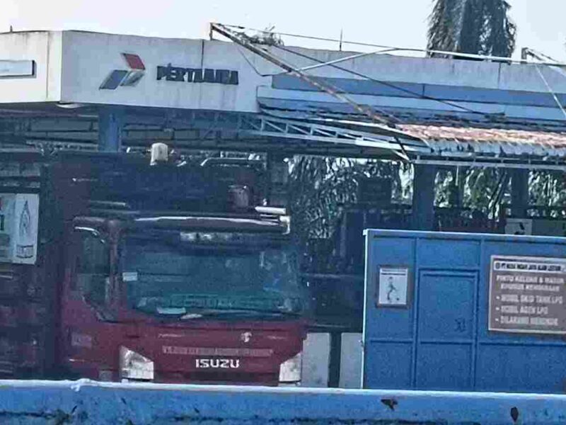 pagar Berlapis yang memisahkan area kantor dan area operasional pengisian tabung. 