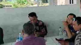 Sosok Akiang saat duduk dan diapit wartawan. 