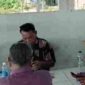 Sosok Akiang saat duduk dan diapit wartawan. 