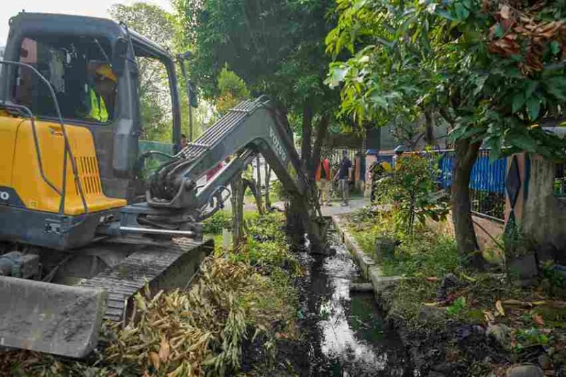 Pemko Medan mengeruk sedimentasi parit Jalan Taduan untuk mencegah genangan.