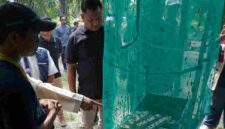 KKN UGM di Asahan mengolah sisa makanan pesantren menjadi maggot untuk pakan alternatif ternak bebek.