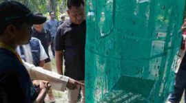KKN UGM di Asahan mengolah sisa makanan pesantren menjadi maggot untuk pakan alternatif ternak bebek.