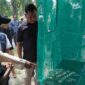 KKN UGM di Asahan mengolah sisa makanan pesantren menjadi maggot untuk pakan alternatif ternak bebek.