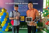 Ronald Darwin Tampubolon menerima penghargaan Tokoh Politik Inspiratif Pematangsiantar 2026 dalam perayaan ulang tahun dua media lokal.
