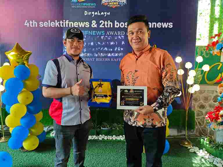 Ronald Darwin Tampubolon menerima penghargaan Tokoh Politik Inspiratif Pematangsiantar 2026 dalam perayaan ulang tahun dua media lokal.