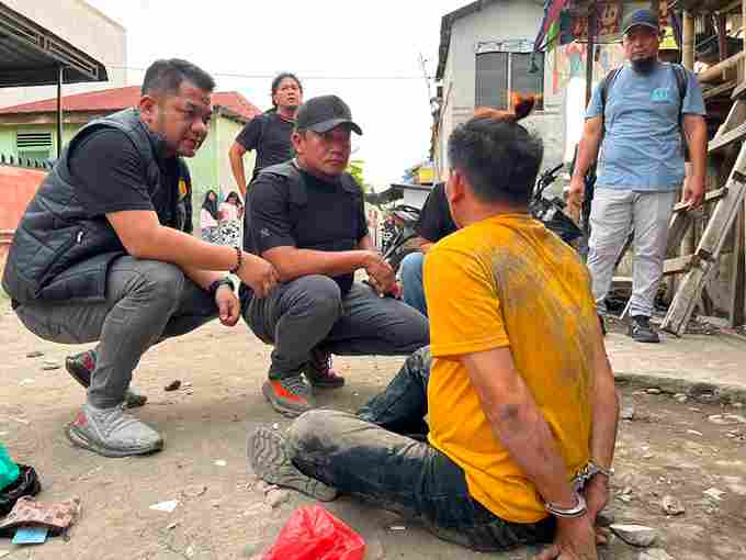 Polrestabes Medan menggerebek lokasi diduga peredaran narkoba di bantaran rel Tembung.
