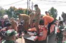 polisi bersama BPBD datang melakukan penanganan atas meninggalnya Seorang lansia ditemukan meninggal di rumahnya di Jalan Rajawali, Siantar Barat.
