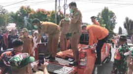 polisi bersama BPBD datang melakukan penanganan atas meninggalnya Seorang lansia ditemukan meninggal di rumahnya di Jalan Rajawali, Siantar Barat.