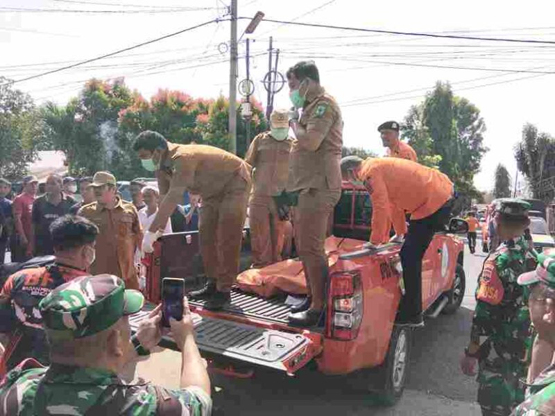 polisi bersama BPBD datang melakukan penanganan atas meninggalnya Seorang lansia ditemukan meninggal di rumahnya di Jalan Rajawali, Siantar Barat.