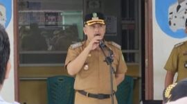 Camat Medan Timur, Fernanda,SSTP saat memimpin Apel pagi pada Senin, 10 Agustus 2026.(Foto/Ist)