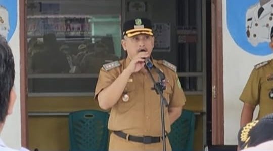 Camat Medan Timur, Fernanda,SSTP saat memimpin Apel pagi pada Senin, 10 Agustus 2026.(Foto/Ist)
