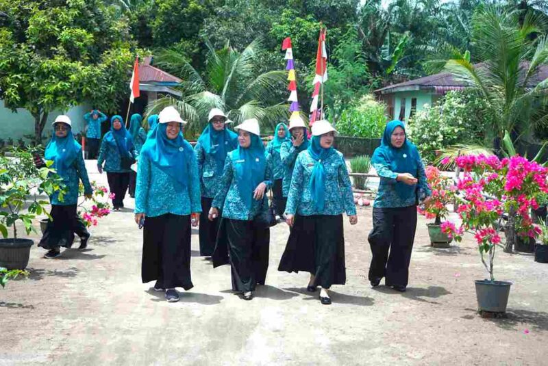 Ketua TP PKK Asahan Yusnila Indriati Taufik memantau persiapan Desa Persatuan menghadapi Lomba AKU HATINYA PKK tingkat Sumut 2026.
