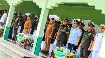 Staf Ahli Bidang Pembangunan Muhammad Hamdani Lubis, S.H., menghadiri Upacara Penutupan Pendidikan Pertama Bintara (Dikmaba) Infanteri TNI AD Gelombang II Tahun Anggaran 2026 di Lapangan Jenderal Soedirman Rindam I/Bukit Barisan, Jalan Argasari, Kelurahan Setia Negara, Kecamatan Siantar Sitalasari, Selasa (11/8/2026) pagi.