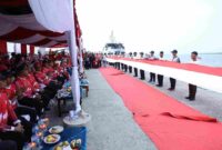 Bupati Asahan Taufik Zainal Abidin mengibarkan bendera Merah Putih 2 x 50 meter di Muara Selat Malaka dalam rangka HUT ke-81 RI.