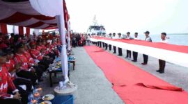 Bupati Asahan Taufik Zainal Abidin mengibarkan bendera Merah Putih 2 x 50 meter di Muara Selat Malaka dalam rangka HUT ke-81 RI.