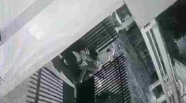 Pelaku Pencurian terekam CCTV Pemilik Rumah.