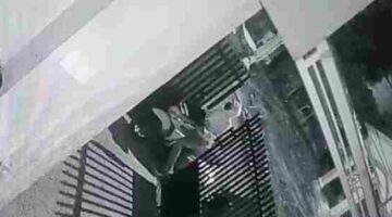 Pelaku Pencurian terekam CCTV Pemilik Rumah.