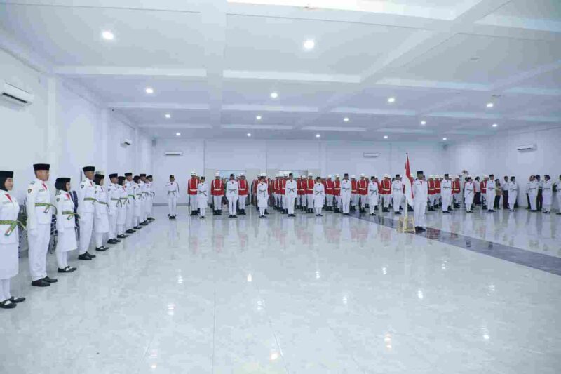 Wakil Bupati Asahan Rianto mengukuhkan Paskibraka Kabupaten Asahan 2026.