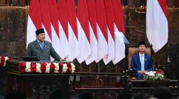Presiden Prabowo Subianto menyampaikan Keterangan Pemerintah atas Rancangan Undang-Undang (RUU) tentang APBN Tahun Anggaran 2027 beserta Nota Keuangan dan dokumen pendukungnya dalam Rapat Paripurna Pembukaan Masa Persidangan I DPR RI Tahun Sidang 2026–2027 di Gedung Nusantara, Kompleks Parlemen, Jakarta, Jumat, 14 Agustus 2026. Foto: BPMI Setpres